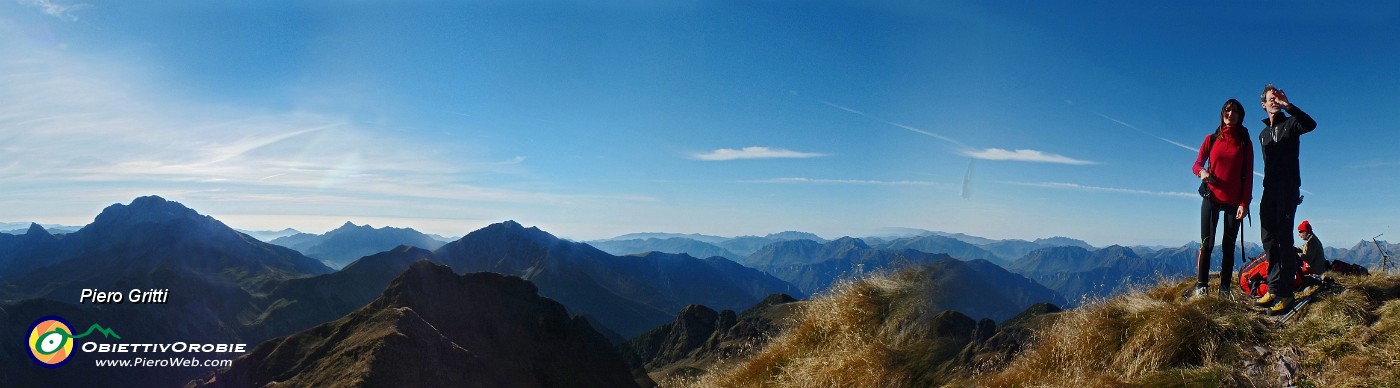 47 Panoramica dalla vetta del Pietra Quadra verso Prealpi e pianura.jpg